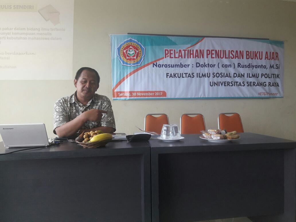 [:en]Dosen HI, FISIP, UBL, Bapak Rusdiyanta, M.Si menjadi narasumber dalam Pelatihan Penulisan Buku Ajar di FISIP, Universitas Serang Raya (30/11/17)[:]